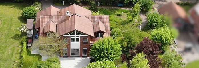 >300m² toplam alana sahip, dışarıdan görünmeyen bahçeli prestijli konut ve ticari mülk