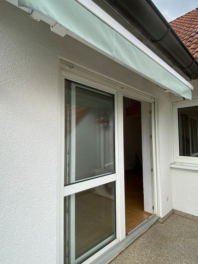 बेहतरीन आवासीय स्थान पर आधुनिक और सुव्यवस्थित घर – Balkon mit Markisen