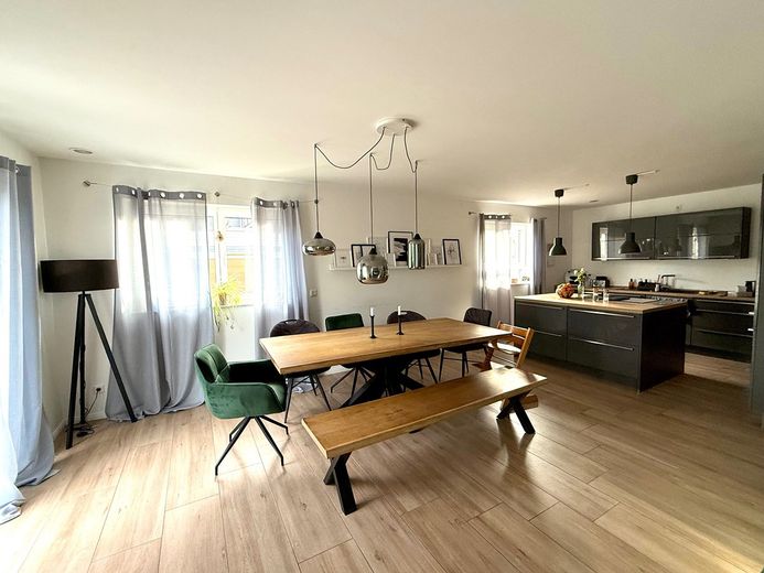 Modernes freistehendes Einfamilienhaus von 2019 mit großem Garten, zentral – Foto 3