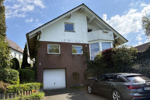 Casa unifamiliare indipendente con garage, terrazza, balcone e ampio giardino