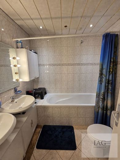 Familienfreundliche 4,5-Zimmer-Wohnung mit Balkon, Aufzug und idealer Raumaufteilung – Badezimmer