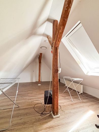 2-Zimmer-Dachgeschosswohnung in Wiesbaden mit modernisiertem Bad/WC (2025) und Dachbodennutzung – Dachboden