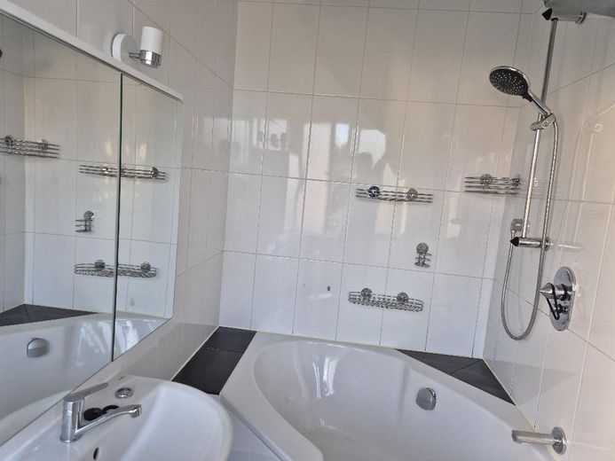 WG-Zimmer 19 m² | möbliert auf Wunsch | Löwenmarkt Stgt-Weilimdorf | 540 € warm – Duschbad