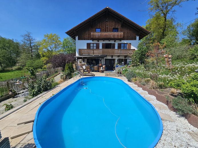 Attraktive 5-Zimmer-Maisonettewohnung in Alleinlage mit eigenem Garten&Pool – Ansicht Hauseingang