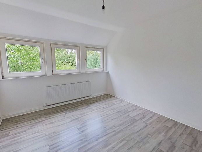 Sessiz doğal konumda, küvetli banyoya sahip rahat 4 odalı çatı katı dairesi – Ansicht I: Schlafzimmer II