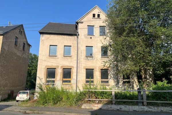 Casa plurifamiliare a Zwickau-Cainsdorf - Immobile da ristrutturare con ampio terreno
