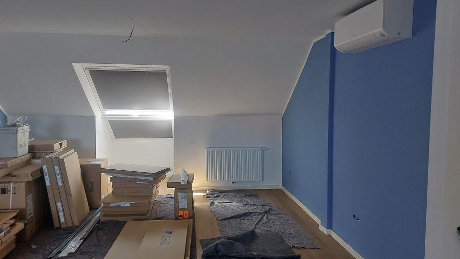Frisch sanierte Dachgeschosswohnung mit Garage, PV-Strom & Klimaanlage – max. 6 Monate – Wohnzimmer