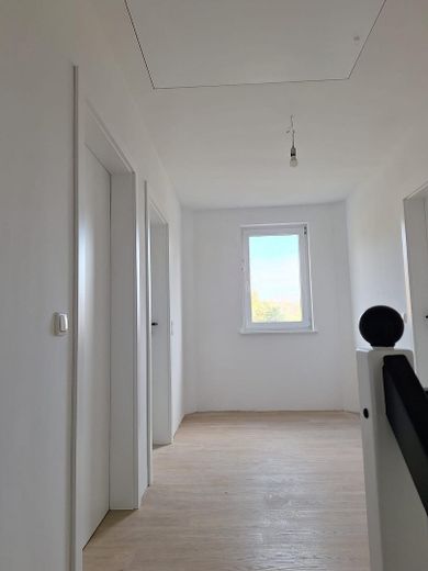 Exklusives Reihenendhaus – Erstbezug nach aufwendiger Sanierung mit PV-Anlage & sonnigem Garten – Obergeschoß weiße neue Türen 
