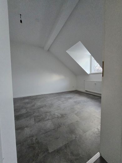 WG-geeignete helle 3-Zimmer-Dachgeschoss-Wohnung, Einbauküche – Schlafzimmer Straßenseite