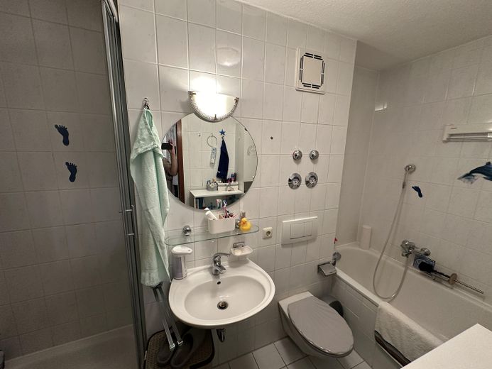 Bad mit Dusche + Wanne