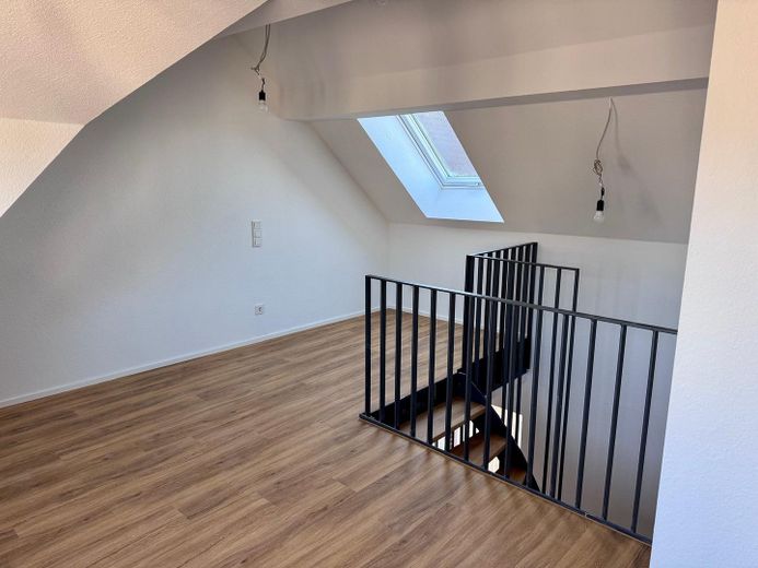 Kapsamlı tadilat sonrası ilk kullanım | KfW55 EE | 62 m² | Üst kat/çatı katı | İstasyona 2 dk. | Taşınmaya hazır 10/2026 – Wohnen