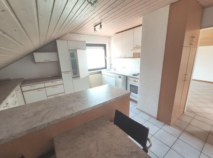 3 Zi. DG Wohnung mit Küche, Gartenmitbenutzung und Stellplatz – Küche Bild 2
