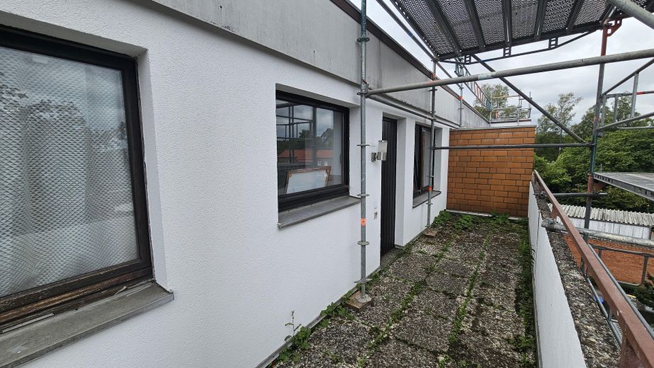 Zentrale 2 Zi.Wohnung · 62 m² · direkt am Bahnhof, ohne Zuglärm · Balkon – Laubengang + Eingang