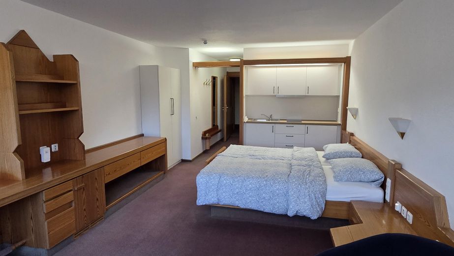Hotelzimmer mit EBK auf Zeit zu vermieten – Zimmer 39 mit EBK