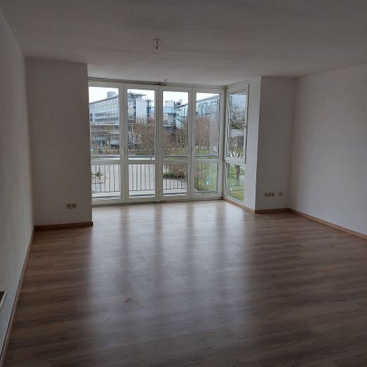 Tolle 2-Zimmer-Wohnung mit neuer Einbauküche, renov. Bad und Fußbodenheizung – Wohnzimmer mit Wintergarten