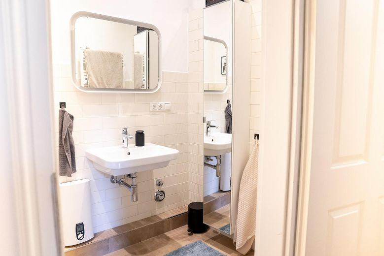 bijou ancien rénové directement au Hammer Park – Badezimmer Ansicht 1