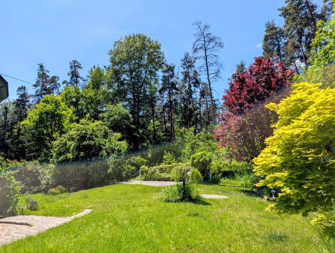 जंगल के किनारे स्वप्निल स्थान पर स्वतंत्र एकल-परिवार का घर - बिना कमीशन। – Garten mit Waldblick