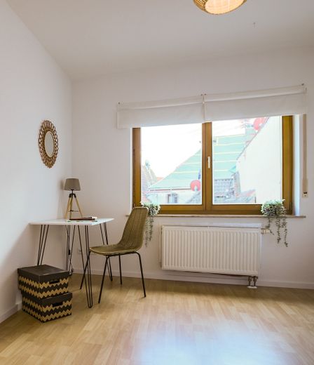 Casa unifamiliare ristrutturata con 2 garage enormi e innumerevoli possibilità di sviluppo – Foto 9