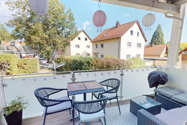 Una rarità: elegante appartamento di 3 locali, cucina, bagno modernizzato con balcone, circa 197 m² di giardino privato e ampio garage