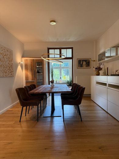 Stilvolles Einfamilienhaus mit 1.800 m2 Südgrundstück und hochwertiger Ausstattung – Esszimmer