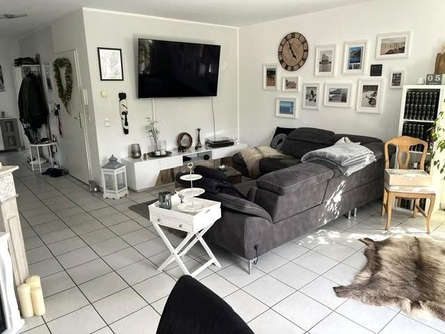Hochwertige helle 3-Zi.-Whg., Einbauküche u. Balkon, in modernem 4-Fam.-Haus, Bestwohnlage Groovnähe – Wohn- / Essbereich und Flur