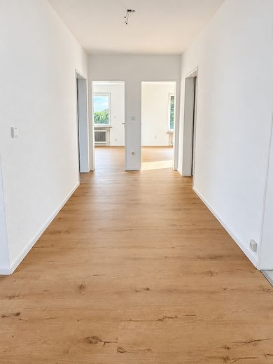Primera ocupación tras la reforma: espacioso piso de 4 habitaciones con terraza y 106 m² en Springe – Flur