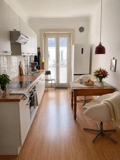 *von Privat* Charmante Altbauwohnung in begehrter Lage von Winterhude – Geräumige Wohnküche mit Balkon
