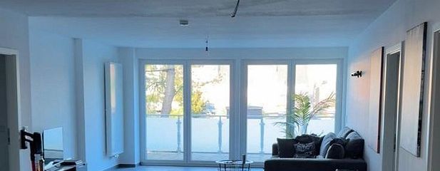 Moderne 3-Zimmer-Wohnung mit großem Balkon in Kaarst – Wohnzimmer und Balkon