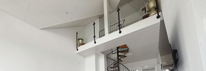 Appartement-galerie de 3 pièces avec deux loggias, balcon et vue dégagée sur Höchst. – Wohnzimmer Ansicht 1