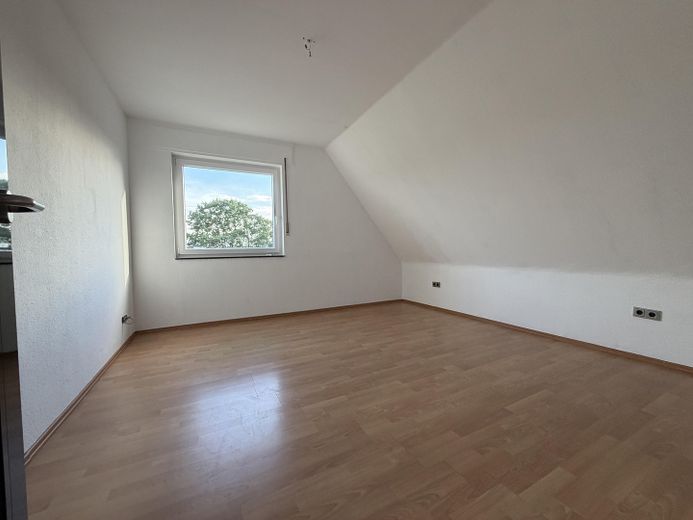 +++RESERVIERT+++ Maisonette-Wohnung mit großem Sonnenbalkon inkl. Tiefgarage in Oberhausen-Alsfeld – Schlafzimmer 1 Ansicht 1