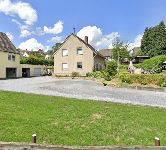 Fröndenberg-Mitte: Einfamilienhaus im Stadtgebiet - Es gibt viel zu tun, packen Sie es an! – Hausansicht und Zuwegung
