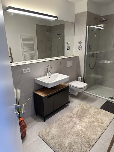 -PROVISIONSFREI- Kernsanierte Altbauwohnung im 2.OG, Denkmal, Wohnküche, Parkett – Badezimmer