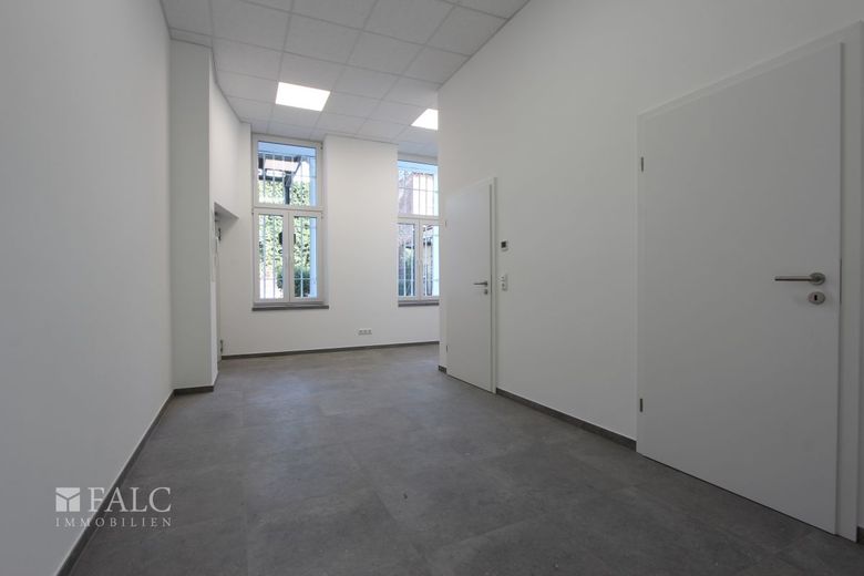 Große Fenster, große Chancen: Ihr neues Geschäft in Stolberg! – Büro