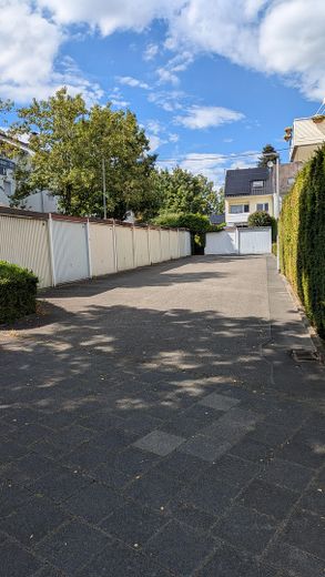 *Bez prowizji*- zadbany, przyjazny rodzinie skrajny dom szeregowy (procedura ofertowa) – Garagenhof