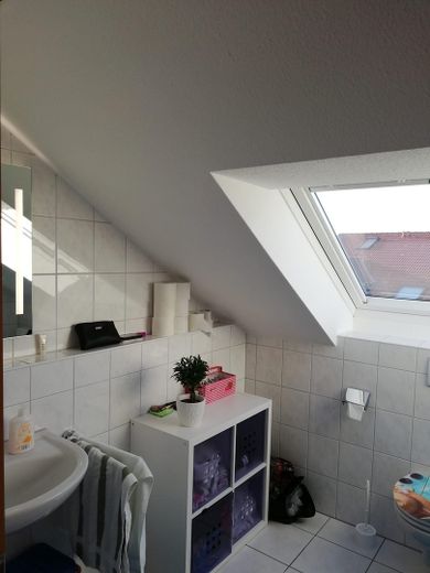 Provisionsfreie, energieeffiziente 3,5-Zimmer-Maisonette-Wohnung auf der Schillerhoehe in Marbach – Tageslichtbad im Obergeschoss