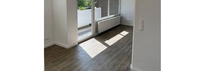 Moderne 3-Zimmer-Wohnung mit BALKON und EINBAUKÜCHE – Ansicht I: Wohn- und Esszimmer