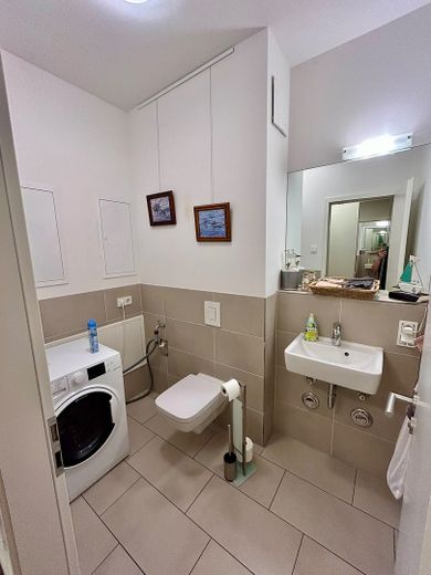 ruhige 4 Zi.-Whg mit Südloggia zum grünen Innenhof in Berlin Mitte – provisionsfrei – Haushaltraum mit Gäste WC