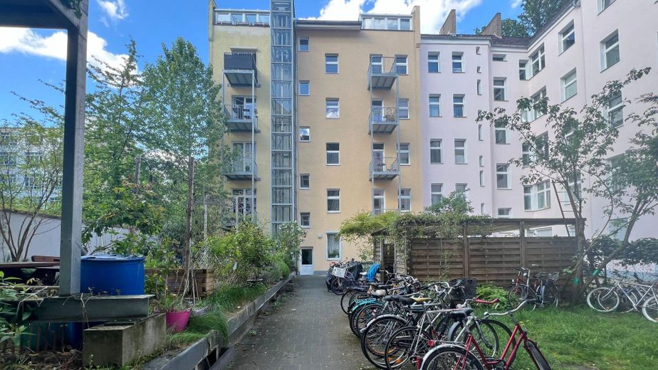 Helle möblierte 1-Zimmer-Wohnung mit Balkon im Herzen von Friedrichshain – Innenhof