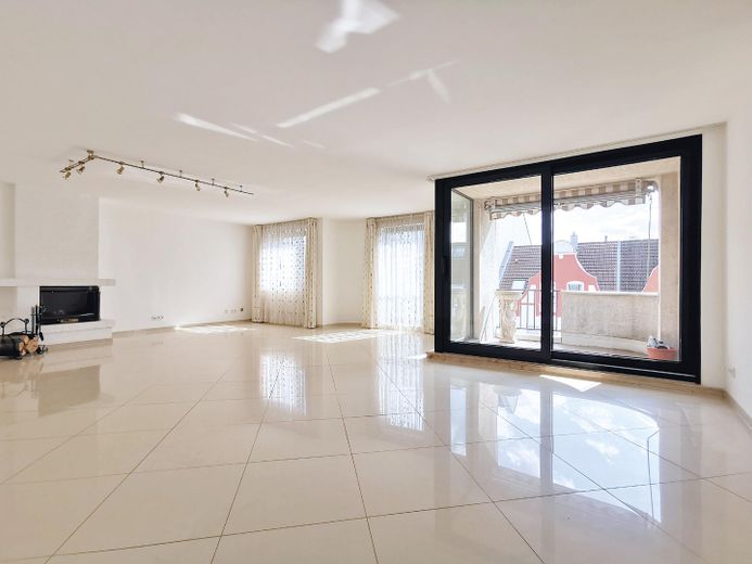 Moderne 3-Zimmer-Wohnung mit zwei Balkonen, Keller und Garagenstellplatz in Düsseldorf-Benrath – Wohnzimmer