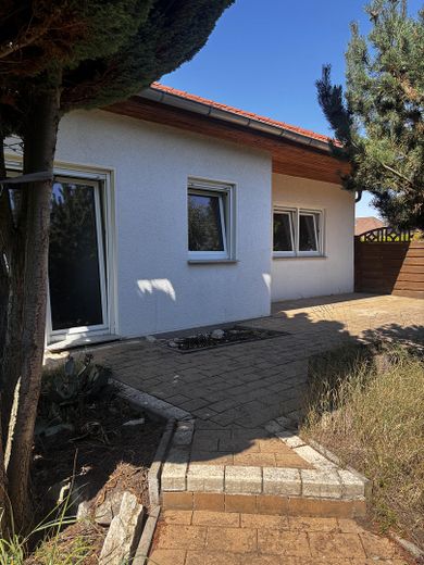 Geräumiger Bungalow mit ca. 194m² Gesamtfläche, Vollkeller und Garage – provisionsfrei – Rückansicht - Terrasse (2)
