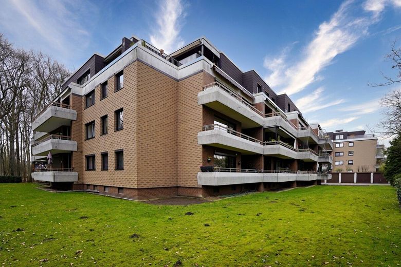 Wohnen am Stadtpark Langenhagen: Gut geschnittene Wohnung mit großem Balkon und Garage – Seitenansicht II
