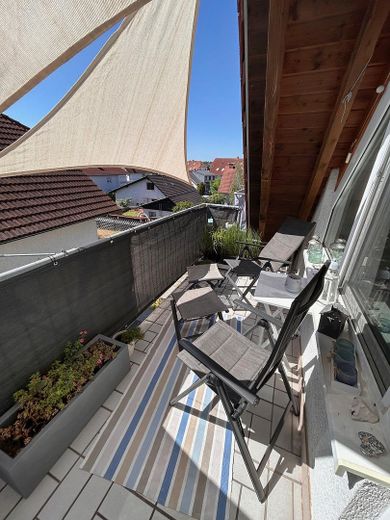 Moderne DG-Wohnung mit viel Charme – Balkon