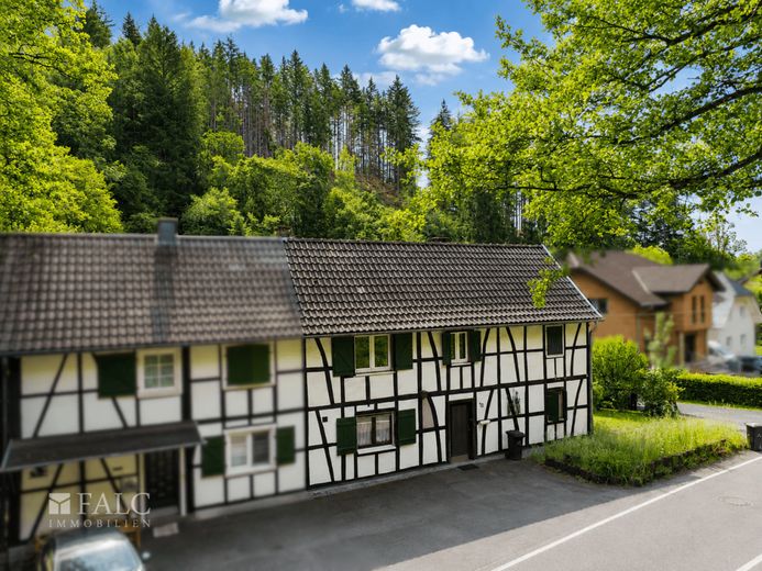 Fachwerkhaus mit Charme - Doppelhaushälfte zur individuellen Gestaltung – Außenansicht