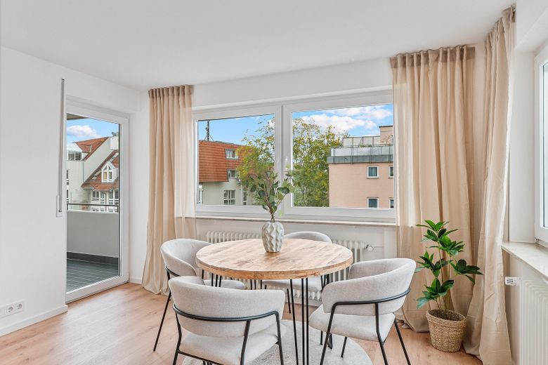Appartement de 3 pièces moderne, élégamment rénové, avec deux balcons & parking souterrain près de la vieille ville de Leonberg – Wohnzimmer