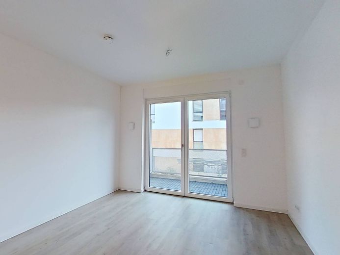 Moderno appartamento con 2 locali, cucina componibile e balcone a Schönefeld! – Muster: Wohnbereich