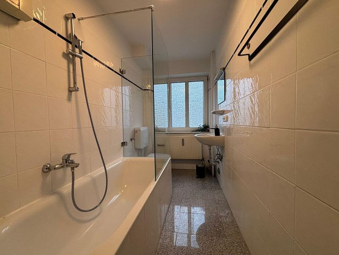 Neuwertiges WG Zimmer in Milbertshofen – Bad