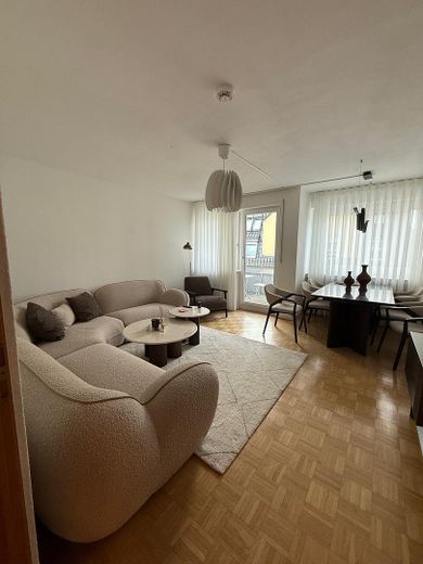 Appartement 3 pièces en Weststadt – 74 m², rénové, balcon, avec potentiel de valorisation – Wohnzimmer