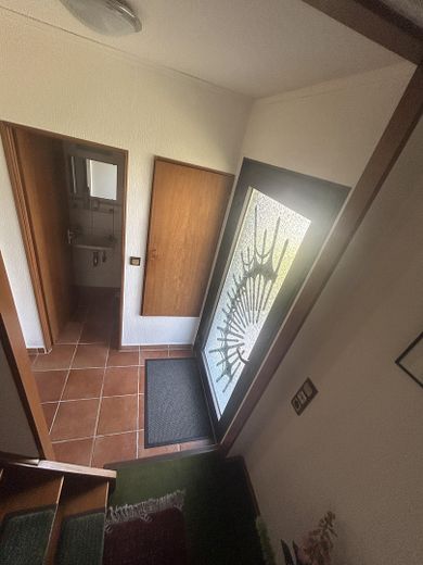 Raum für Familie – Charmantes Einfamilienhaus mit Terrasse und Vollkeller – Eingangsbereich EG