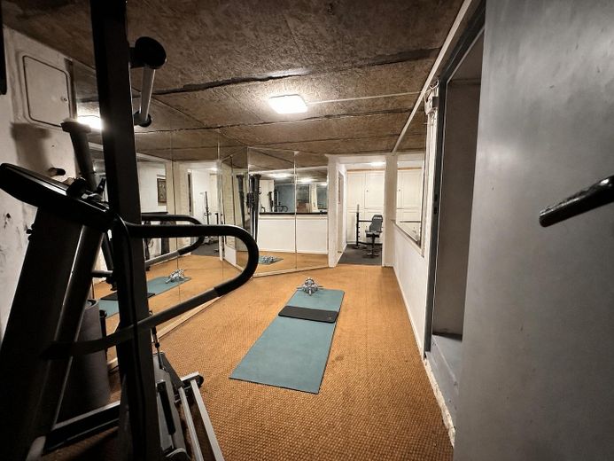 Villa mit Gutshauscharakter auf 3500m²-unverbaubarer Seeblick in Kieler Stadtrandlage – Keller - Fitnessraum
