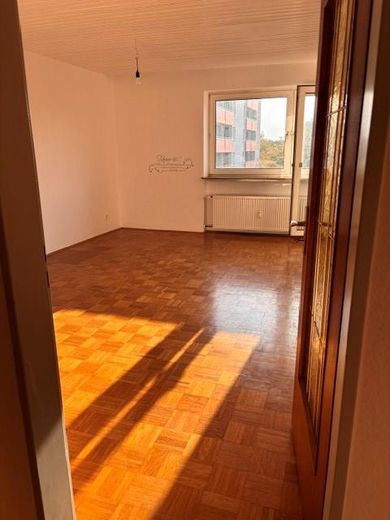 ETW Baujahr 1968 – Zimmer 2 u. Zugang Balkon
